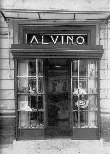 Foto storica della facciata del Caff&egrave; Alvino