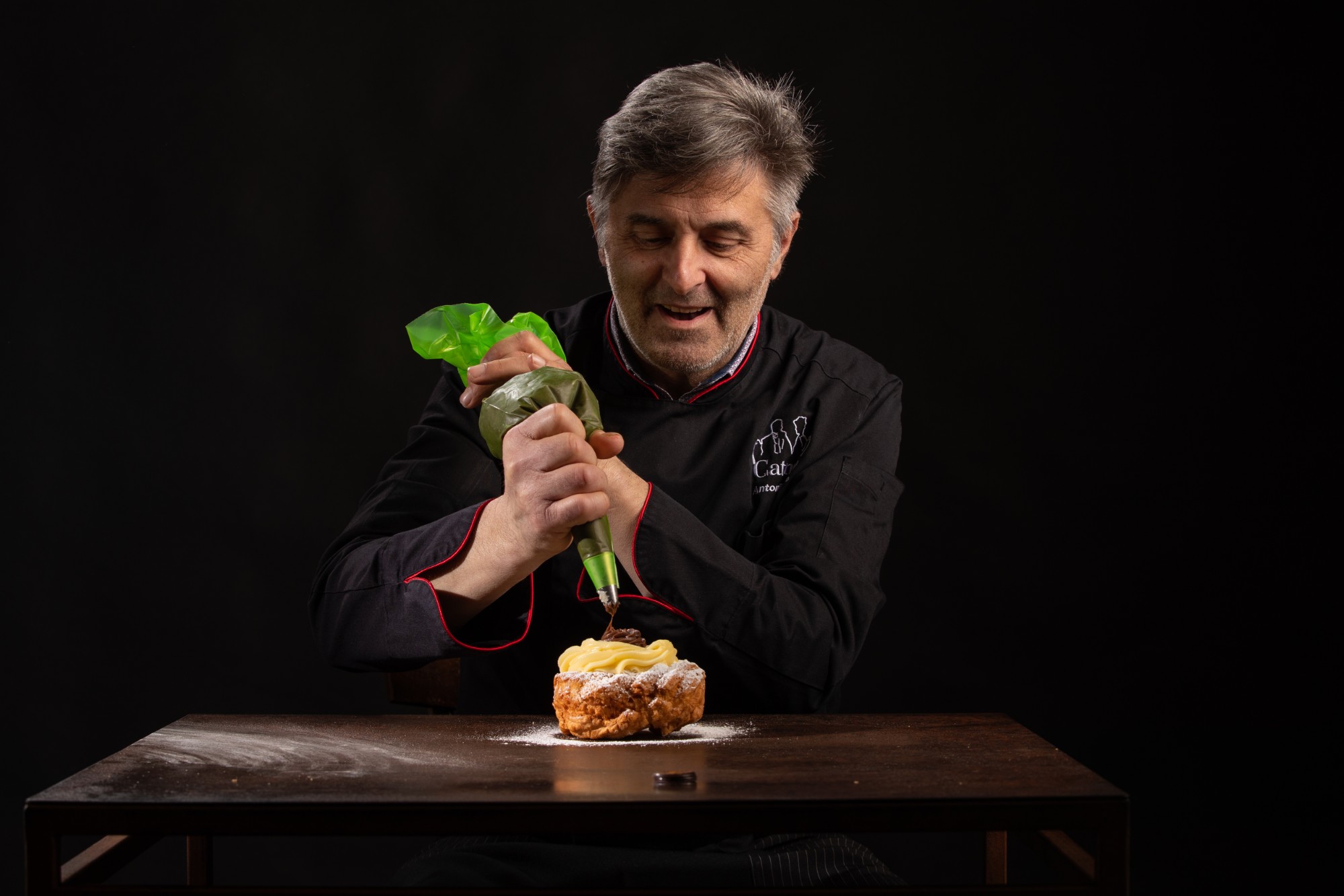 Antonio Catamo, maestro pasticciere, decora un pasticciotto con la sac à poche